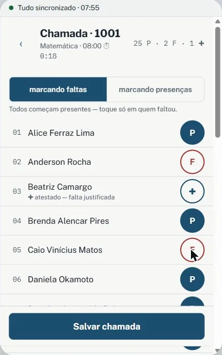 Chamada da turma no celular: contador de presentes, faltas e atestado, cronômetro correndo, e cada aluno com o estado num círculo ao lado do nome.