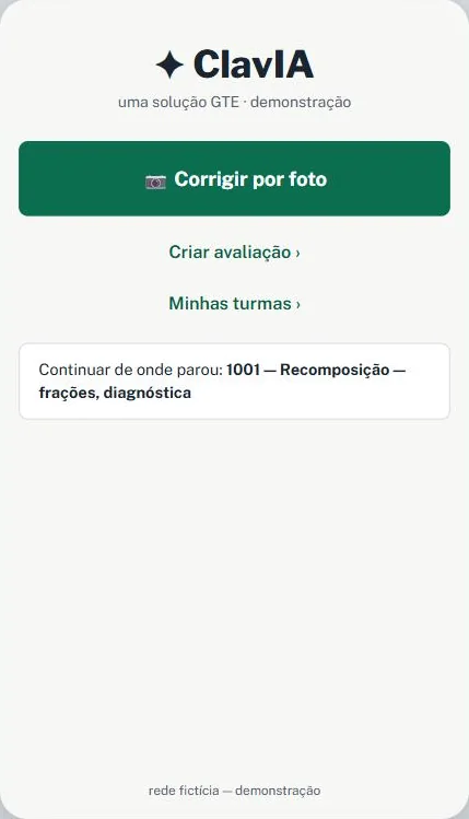 Tela inicial da ClavIA: corrigir por foto como ação principal, atalhos para criar avaliação e ver as turmas, e um cartão para continuar de onde o professor parou.
